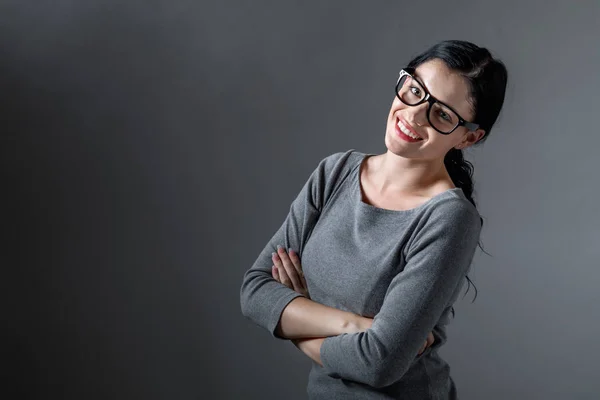 Jonge vrouw met gekruiste armen — Stockfoto