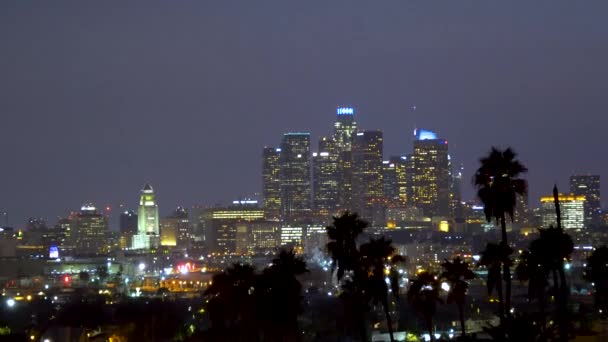 Centro de Los Ángeles por la noche con palmeras — Vídeos de Stock