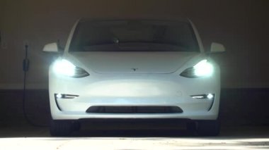 Yepyeni bir beyaz Tesla Model 3. Model 3 Tesla ilk kitlesel pazar elektrikli araç olarak ayarlanır