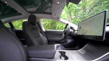 Raleigh, ABD, 03 Temmuz 2018: Bir yepyeni beyaz Tesla Model 3. Model 3 Tesla ilk kitlesel pazar elektrikli araç olarak ayarlanır