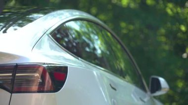 Yeni bir Tesla Model 3. Model 3 Tesla ilk kitlesel pazar elektrikli araç olarak ayarlanır