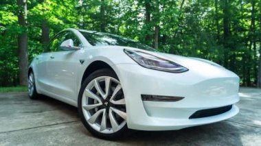 Yeni bir Tesla Model 3. Model 3 Tesla ilk kitlesel pazar elektrikli araç olarak ayarlanır.