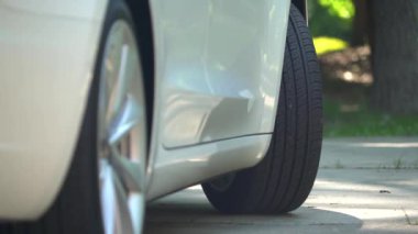 Raleigh, ABD, 03 Temmuz 2018: Bir yepyeni beyaz Tesla Model 3. Model 3 Tesla ilk kitlesel pazar elektrikli araç olarak ayarlanır