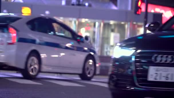 Tráfego atravessa a famosa interseção em Shibuya, Tóquio, Japão — Vídeo de Stock