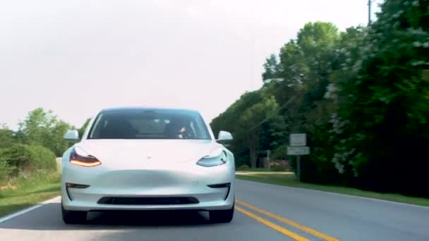 Nowe wszystkie elektryczne Tesla Model 3 jazdy po drodze. — Wideo stockowe