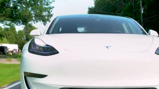 Neues Tesla Model 3 mit Elektroantrieb auf der Straße. — Stockvideo