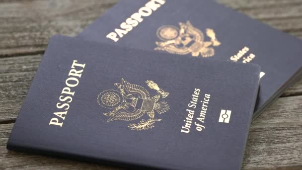 USA paszport identyfikacji dokumentu książki na drewnianym stole — Wideo stockowe