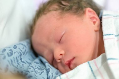 Yeni doğan bebek çocuk hastanede