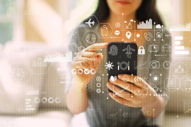 Seyahat tema ile bir akıllı telefon kullanan kadın
