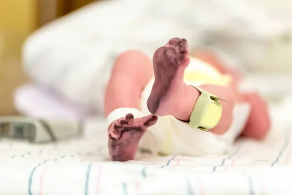 Bayi laki-laki yang baru lahir di rumah sakit — Stok Foto