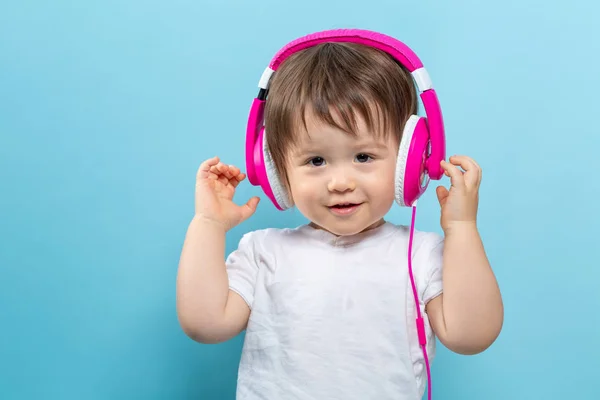 เด็กทารกที่มีหูฟัง — ภาพถ่ายสต็อก
