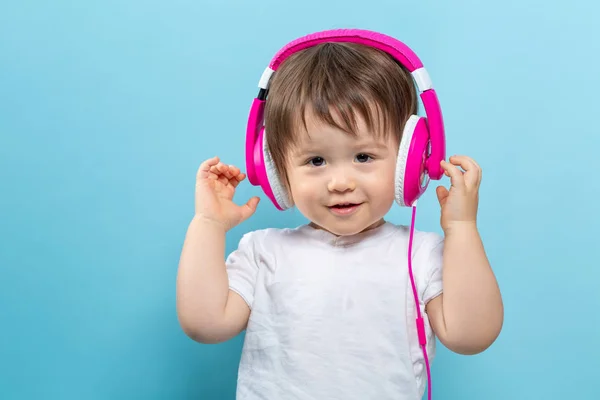 Niño pequeño con auriculares —  Fotos de Stock