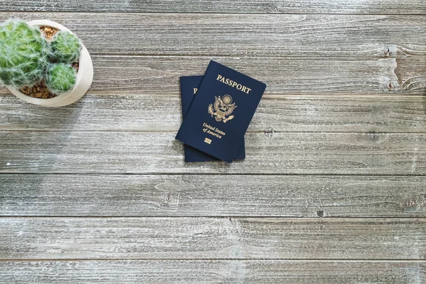 Passaportes americanos em uma mesa de madeira — Fotografia de Stock