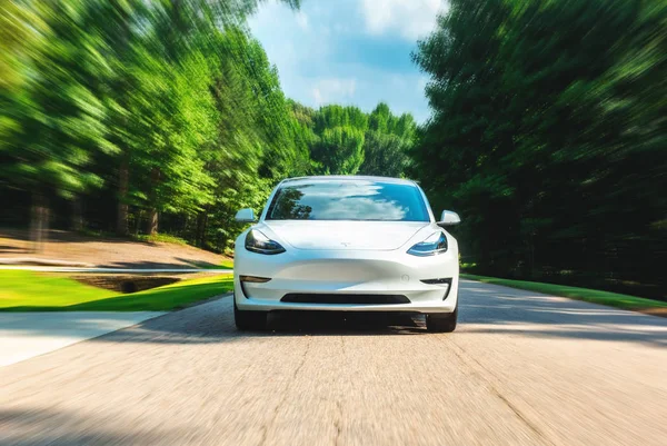 En alla elektriska Tesla Model 3 i Raleigh, Nc. Modell 3 är inställd på att Teslas första massmarknad elektriska fordonet. — Stockfoto