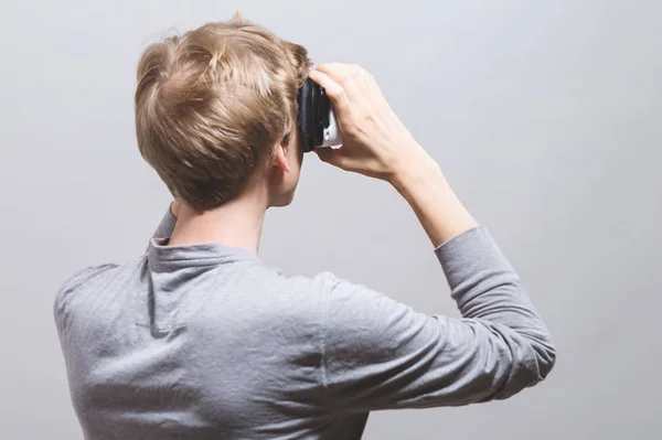 Hombre joven usando un auricular de realidad virtual — Foto de Stock