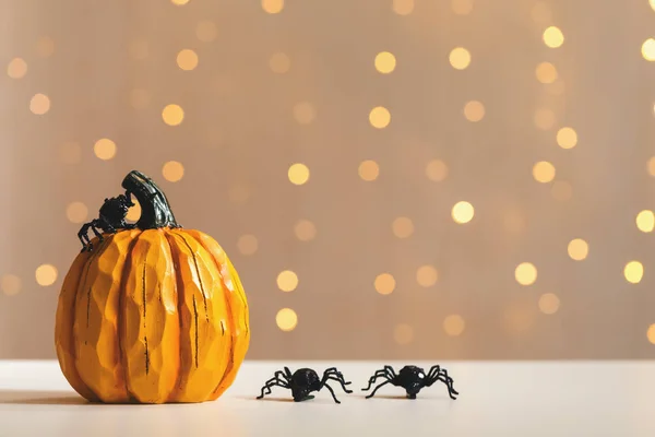 Calabaza de Halloween con araña —  Fotos de Stock