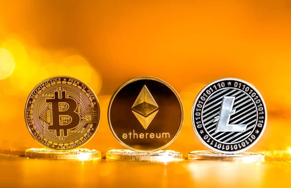 Cryptocurreny mynt på en guld bakgrund — Stockfoto