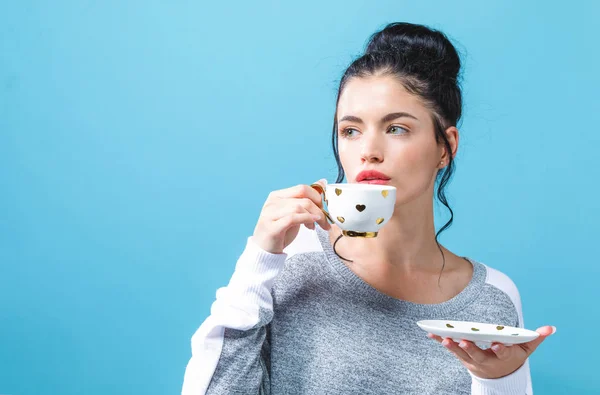 Jovem mulher bebendo café — Fotografia de Stock