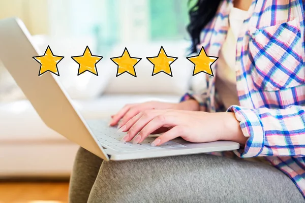 Pět Star Rating s ženou na přenosném počítači — Stock fotografie