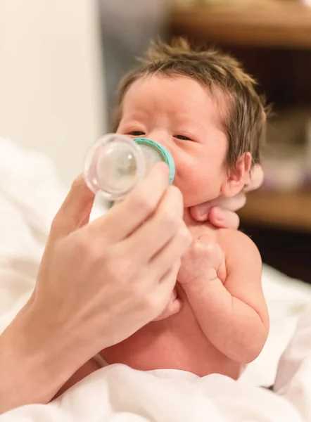 生まれたばかりの赤ちゃんがボトルから飲む — ストック写真