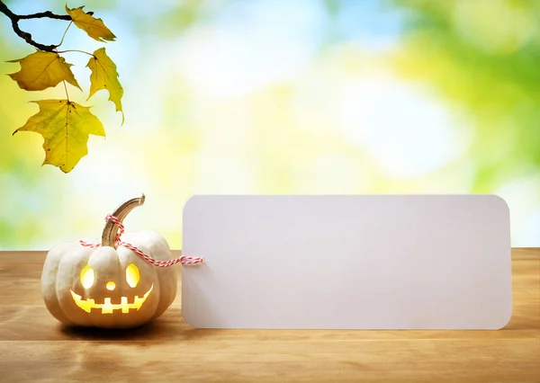 Halloween pompoen op tafel — Stockfoto
