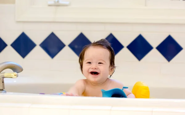 Babyjongen nemen van een bad — Stockfoto