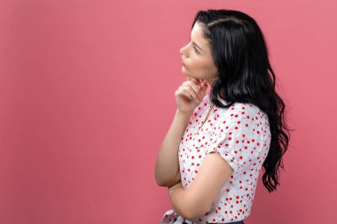 Düşünceli bir poz genç kadın