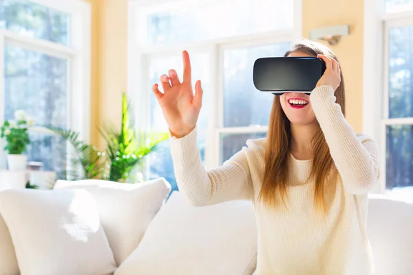 Giovane donna utilizzando auricolare realtà virtuale — Foto Stock