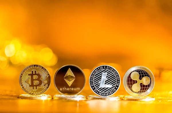 Cryptocurreny mynt på en guld bakgrund — Stockfoto