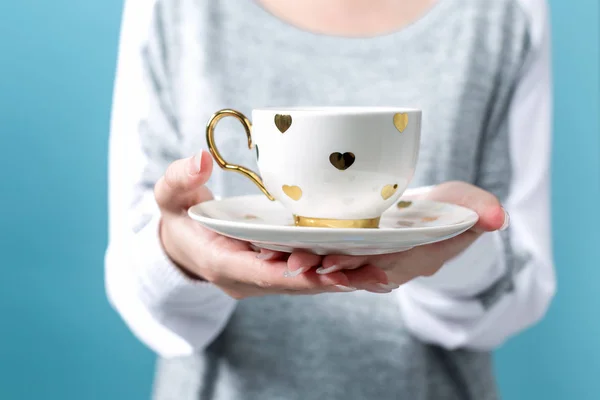 Jovem segurando uma xícara de café — Fotografia de Stock