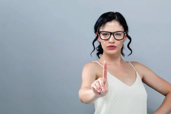 Mujer joven señalando algo —  Fotos de Stock