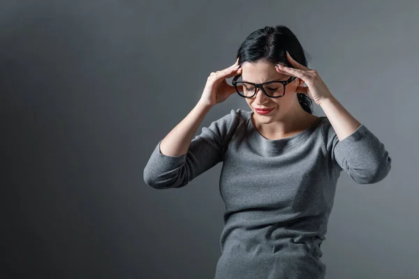 患有头部疼痛的年轻妇女 — 图库照片