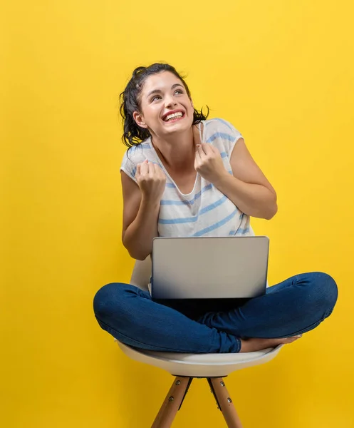 Giovane donna utilizzando il suo computer portatile — Foto Stock