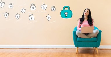 Siber güvenlik ile bir dizüstü bilgisayar kullanan kadın