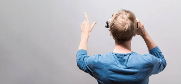使用虚拟现实耳机的年轻人 — 图库照片