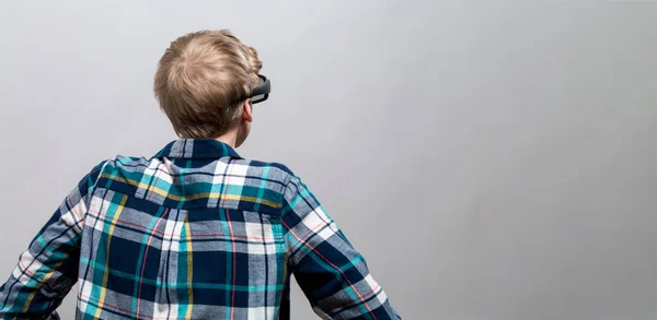 Young man using a virtual reality headset — Stock Photo, Image