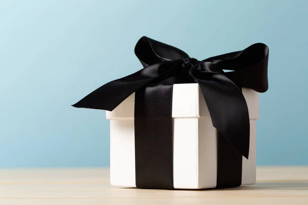 A gift box — Stock Photo, Image