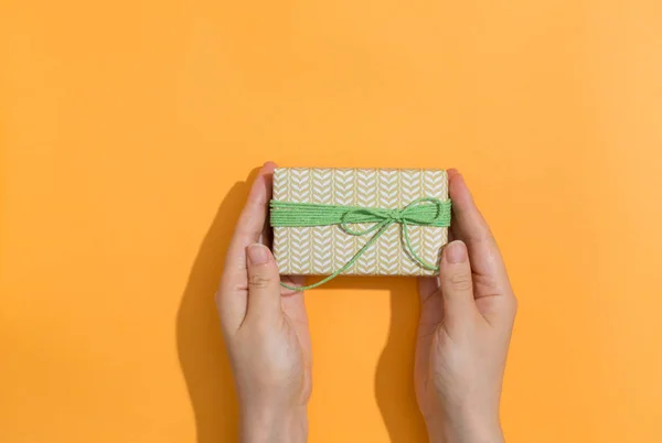 Mujer sosteniendo una caja de regalo — Foto de Stock