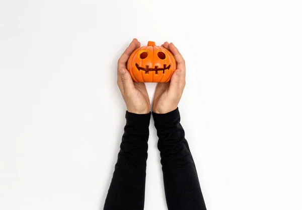 Mujer sosteniendo una calabaza de halloween —  Fotos de Stock