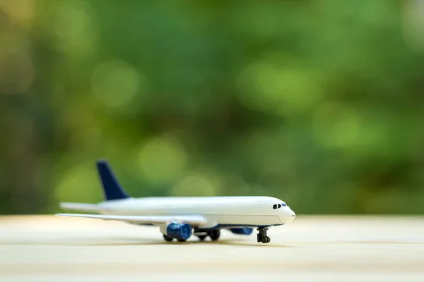 Un aeroplano giocattolo sullo sfondo della foresta — Foto Stock