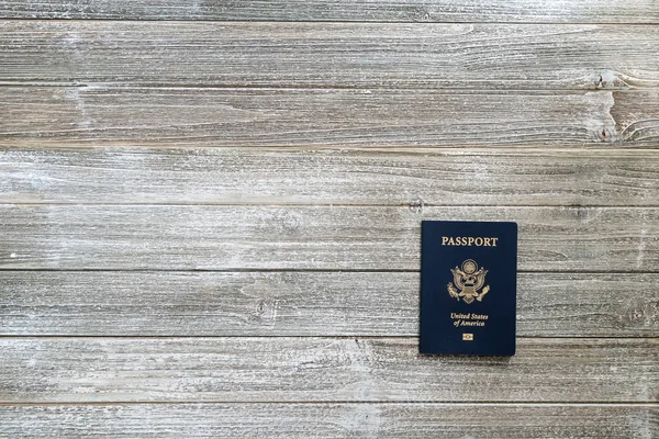 Pasaporte estadounidense en un escritorio de madera —  Fotos de Stock