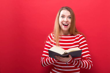 Kitaplı genç bir kadın.