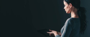 Tabletini kullanan genç bir kadın.