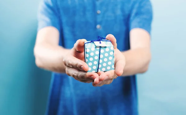 Hombre sosteniendo una caja de regalo — Foto de Stock
