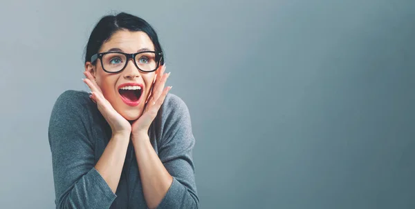 Mujer joven sorprendida posando — Foto de Stock