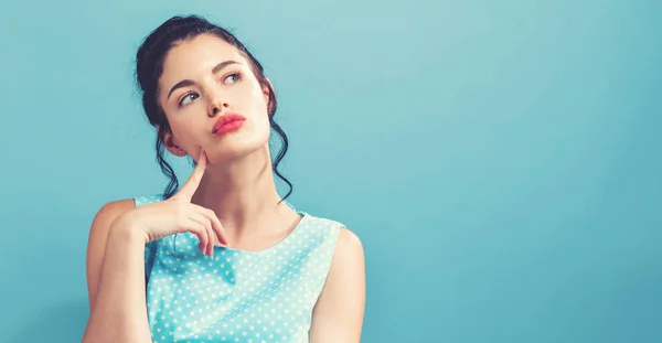 Ung kvinna i en tankeväckande pose — Stockfoto