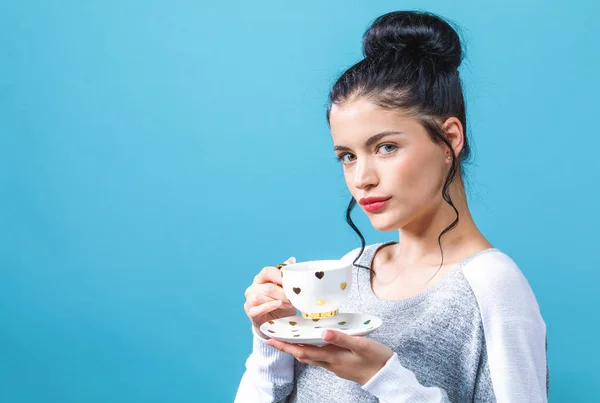 Mujer joven bebiendo café — Foto de Stock