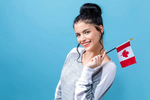 Fiatal nő a kanadai lobogót — Stock Fotó