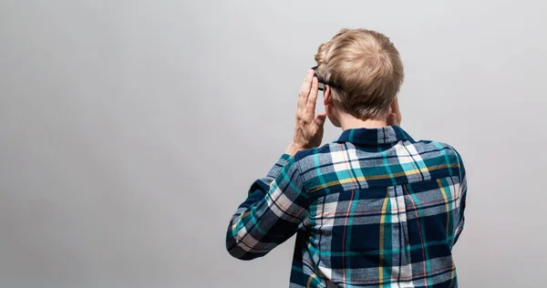 Genç adam bir sanal gerçeklik kulaklık kullanarak — Stok fotoğraf