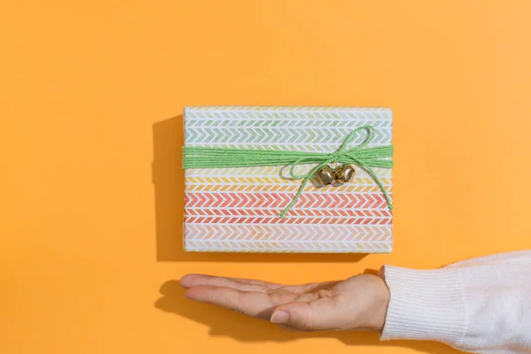 Mujer sosteniendo una caja de regalo —  Fotos de Stock